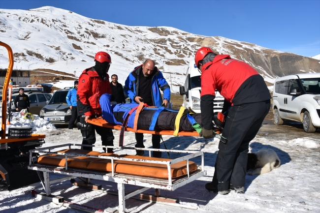 JAK timleri Hakkari'de kayakseverlerin güvenliği için nöbete